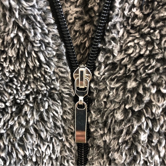 JASON MAXWELL Faux Fur Zippered Vest. Size Medium Gray/Black. - Picture 5 of 13